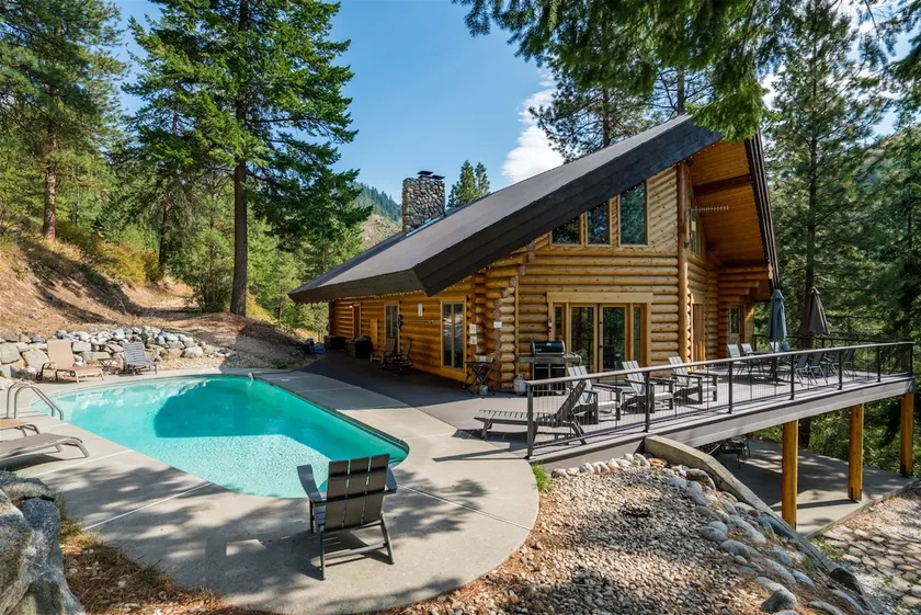 Gemini Lodge- Spacious Log Home Retreat - Image 1