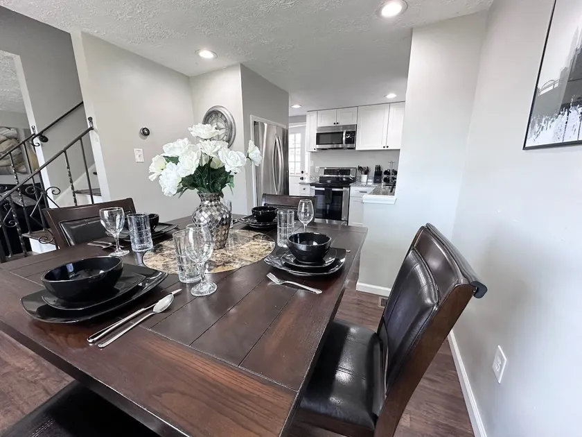 Hot tub & renovated house 9 minutes from downtown! - Image 1