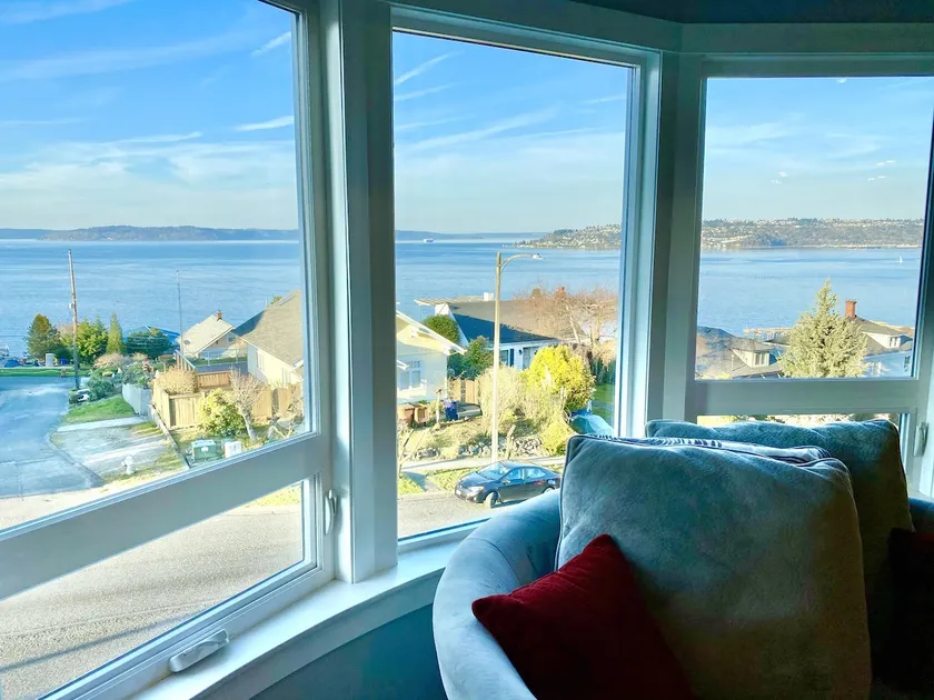 Luxurious Penthouse with Bay View in Old Town Tacoma - Image 1