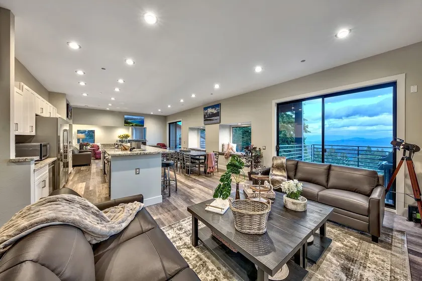 Stay Like Royalty at the Blue Diamond Lodge LX11 - Image 1