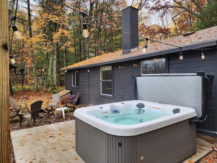 The Channel Cabin with HOT TUB! - Image 1