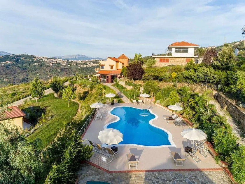 Semi-detached villa with pool - Image 1