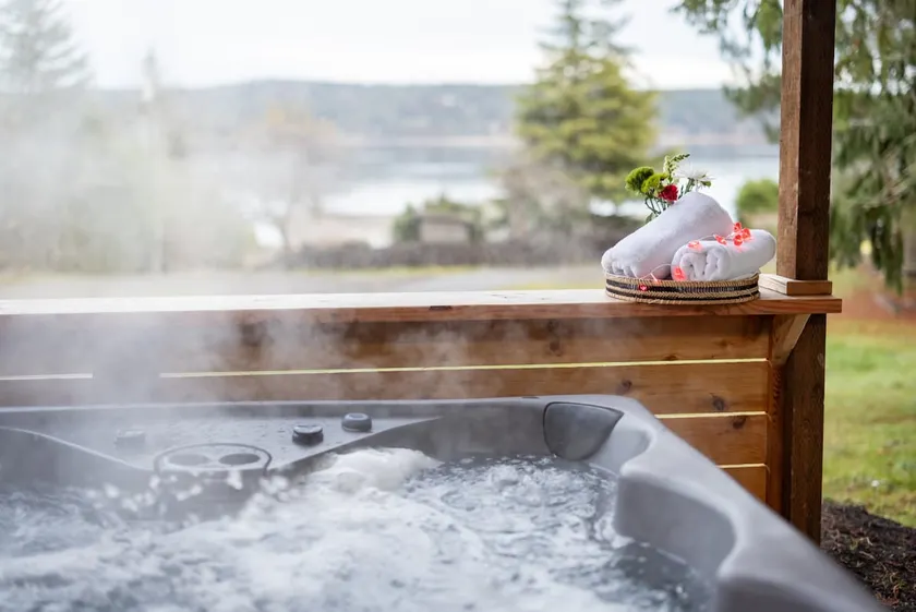 Cottage on the Bay- Hot Tub, Beach, Dock, Kayaks - Image 1