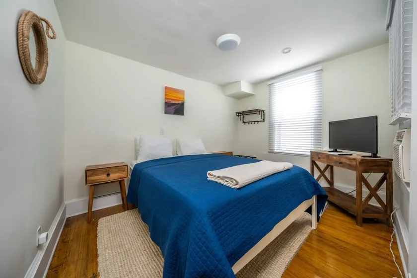 The Melrose, 1B Queen Bed & Bath: Romantic Getaway - Image 1