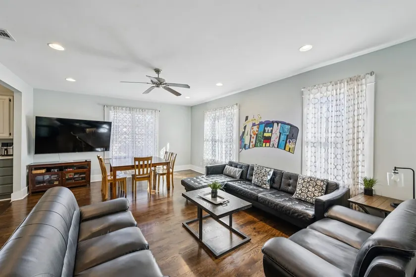 Huge Duplex Home with 9 bedrooms! - Image 1