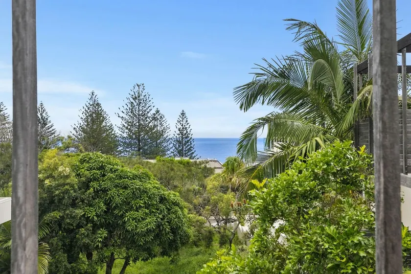 Duke St Convenience at your doorstep Beach living in the heart of the village close to cafes Ocean glimpse - Image 1