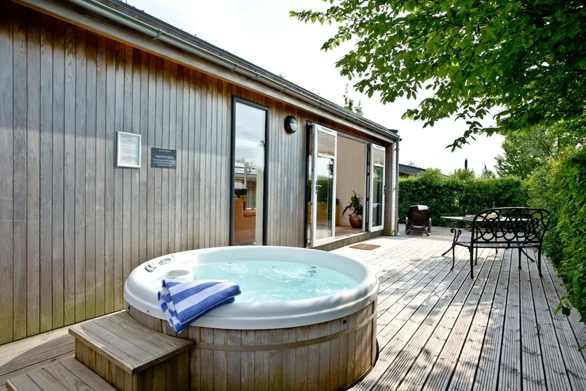 Amber Lodge - Hot Tub - Free Parking & WiFi - Image 1