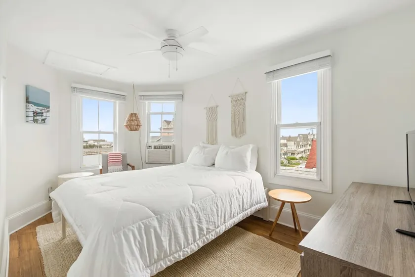 Top Floor Ocean & Lake View Queen Suite - Image 1