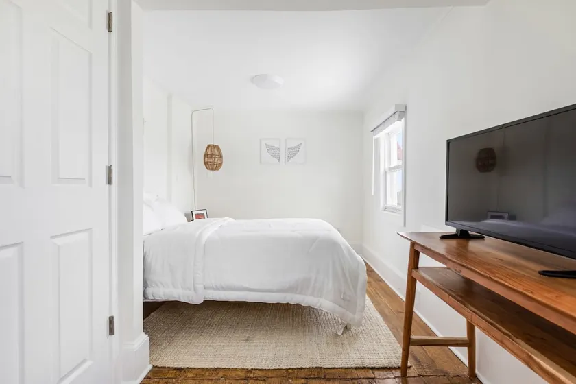 New & Private Suite 1 Block to Beach - Image 1