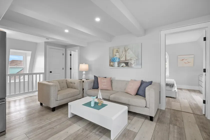 Waterfront Loft 2 Bedroom Posh Condo Downtown - Image 1