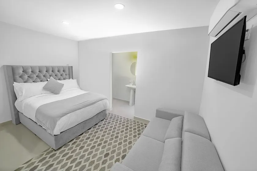 302 Classy Studio/QueenBed-10minWalk From Border - Image 1