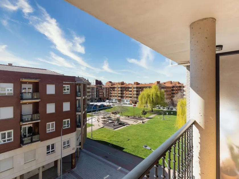 Housingleon- Arts Park with car park option - Image 1