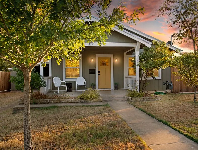 Allies Spot | 2/2 Cottage | 1 King, 1 Queen | Outdoor Hanging Bed | Dogs Allowed w/Fee - Image 1