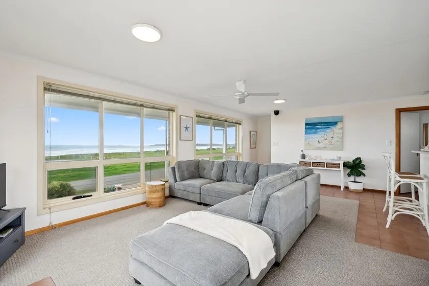 Esplanade Escape, Beachfront, Whale Watching, Surf - Image 1
