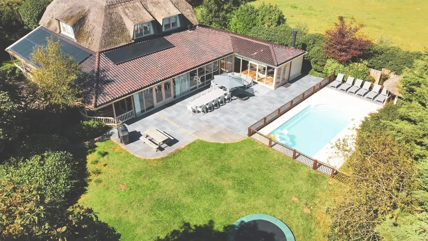 13P 5B Beautiful villa with Pool and Jacuzzi - Image 1