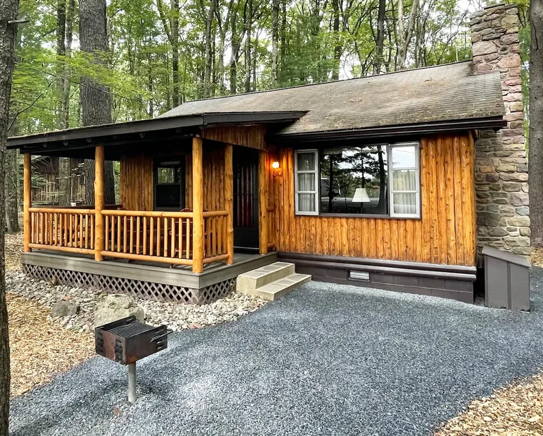 Beautiful Poconos Log Cabin on Private Resort - Image 1