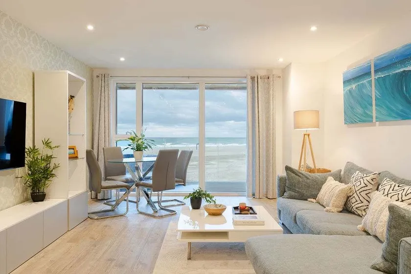 Luxury beach apartment - Image 1