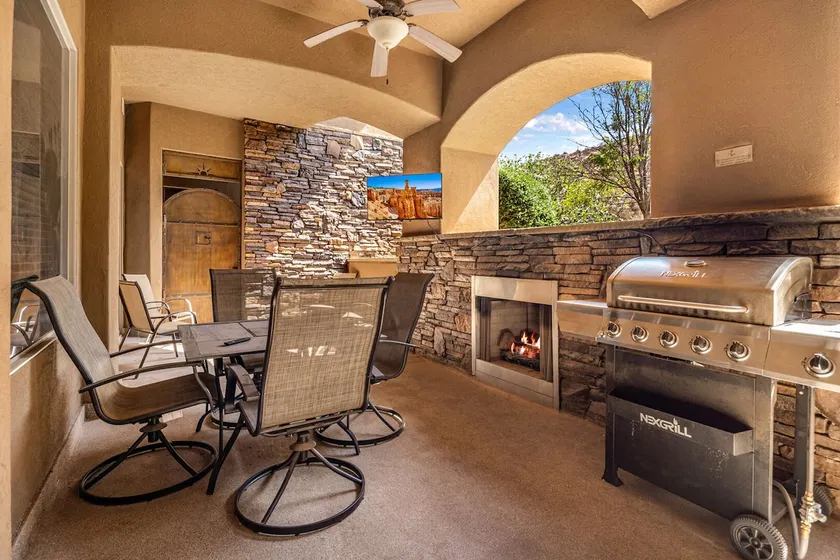 B6 l Hillside Hideaway, Indoor and Outdoor Fireplace, Sleeps 8 - Image 1