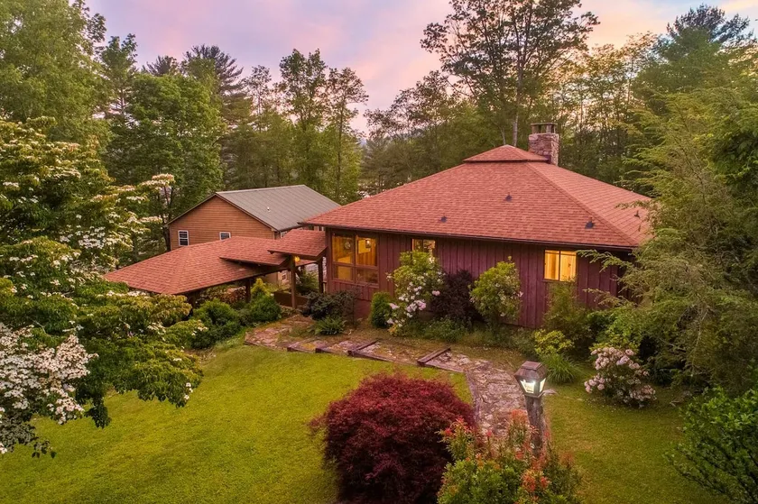 Hummingbird Haven - Spacious, Cozy Cabin Walking Distance to the Lake! - Image 1