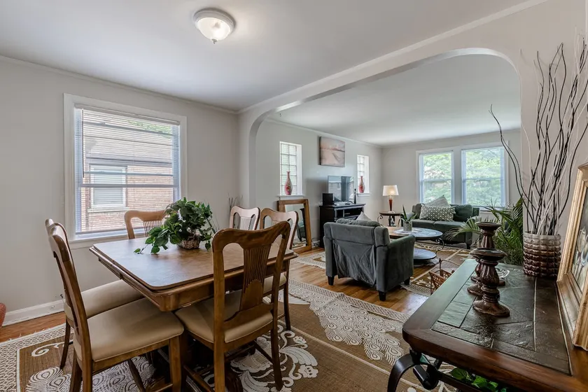 Bright and Charming 2 Bed Evanston Condo w/Parking - Image 1