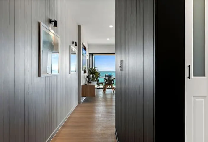 SPECTACULAR THREE BAYS - Image 1