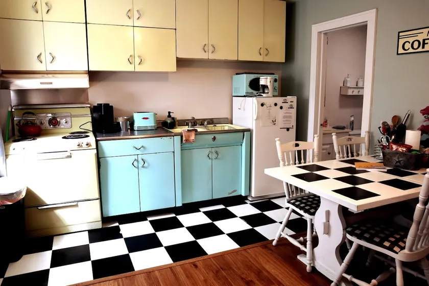 Rare Hideaway on Main, Retro unit - Image 1