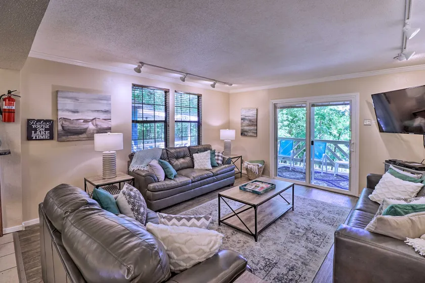 13 Mi to Hot Springs: Serene Royal Home w/ Deck! - Image 1