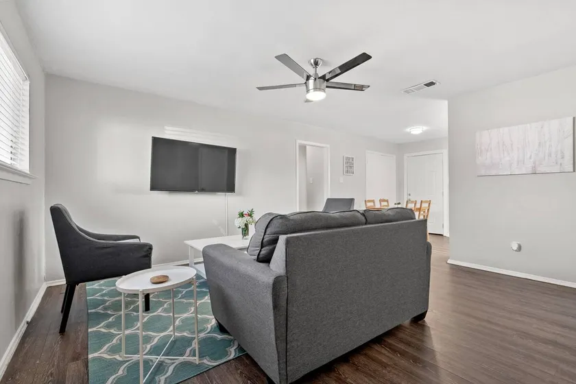 Easily Walk to ATT Stadium! Clean and Spacious - Image 1