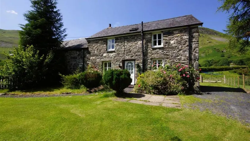 Pant, traditional stone cottage near Machynlleth - Image 1