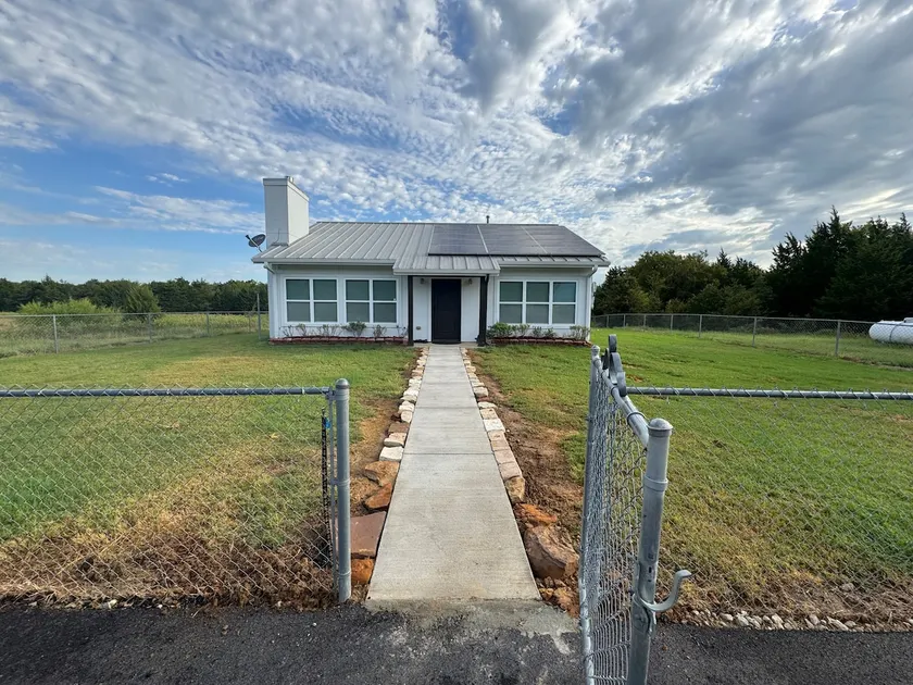 Cottage on 14 acres near Lake Ray Roberts - Image 1