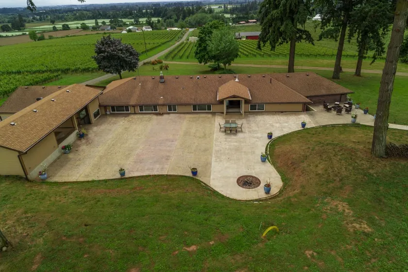 Dundee Wine Country Estate, Single Lvl, Huge Patio, Vineyard Views, Free Tastings, Foosball, FirePit - Image 1