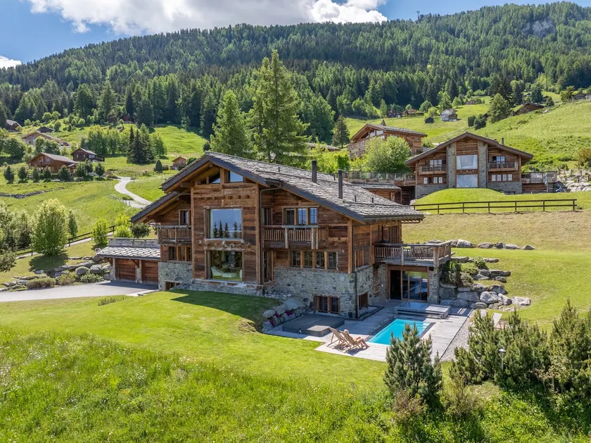 Luxury Alps Chalet YOLO - Image 1