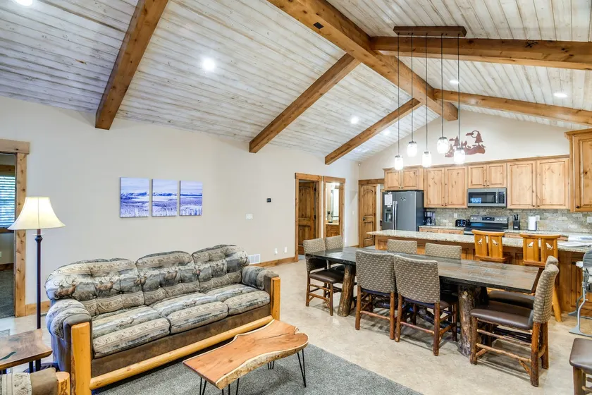 Outdoor Adventure Hub ~ 20 Miles to Yellowstone! - Image 1