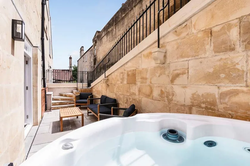 Former Wine Vaults with Hot Tub & Private Courtyard - Image 1