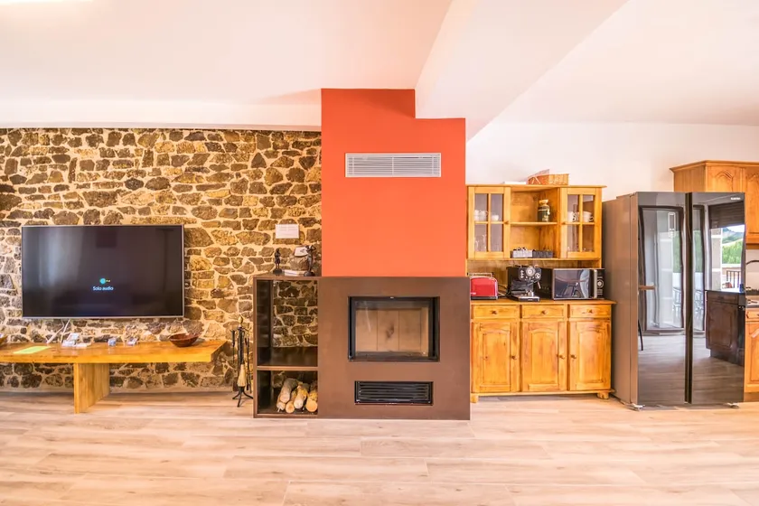 Spacious house to disconnect with lake views - Image 1