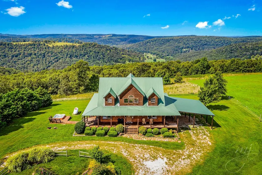 Lodge at OZK Ranch- Mountaintop with hot tub - Image 1