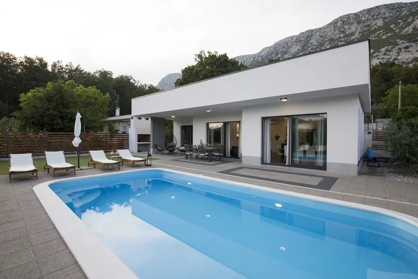 Holiday Home EB with Heated Pool - Image 1