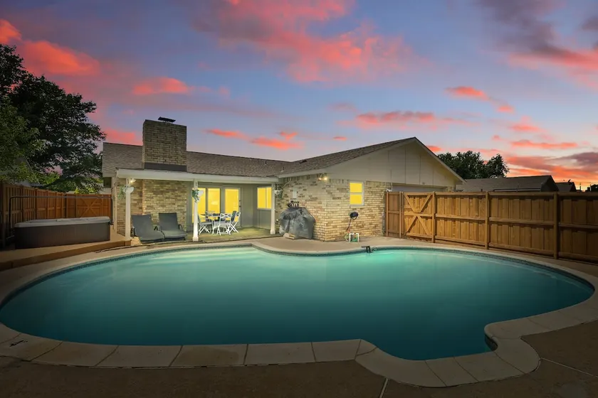 Modern & Chic 4BD,2BA - Pool, Hot Tub, BBQ Grill - Image 1