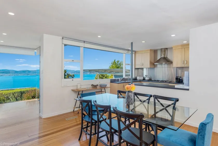 Birngana stylish spacious with stunning views - Image 1