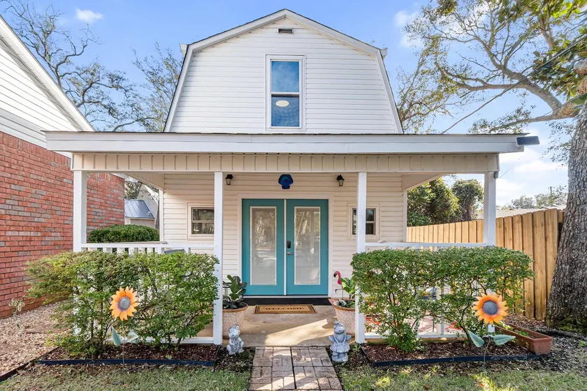 Beach Barn - 5min to Pcola Beach , Full Kitchen - Image 1