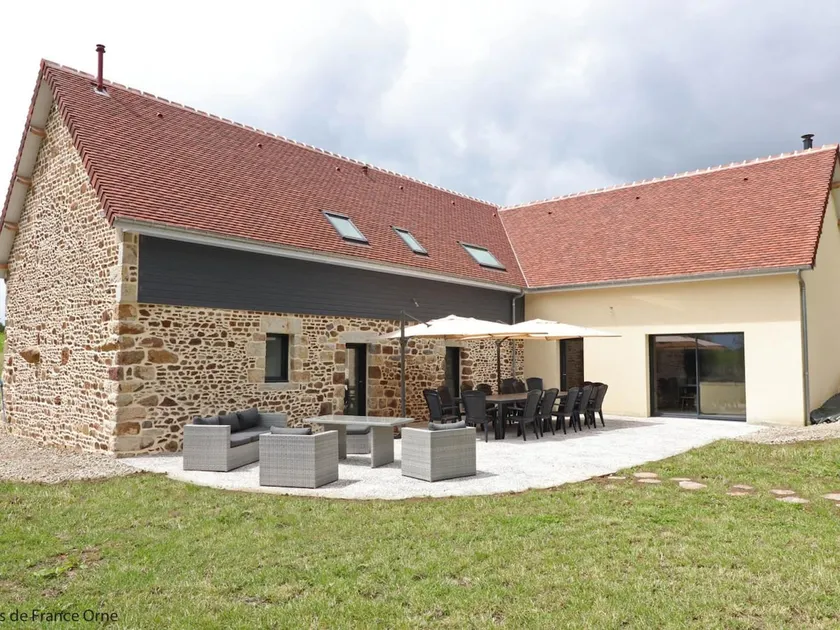 Spacious family house with sauna and garden - Image 1