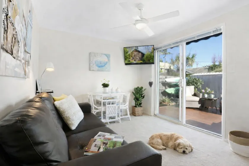 200m to beach, pet-friendly, tropical courtyard in Buddina - perfect for couples. - Image 1