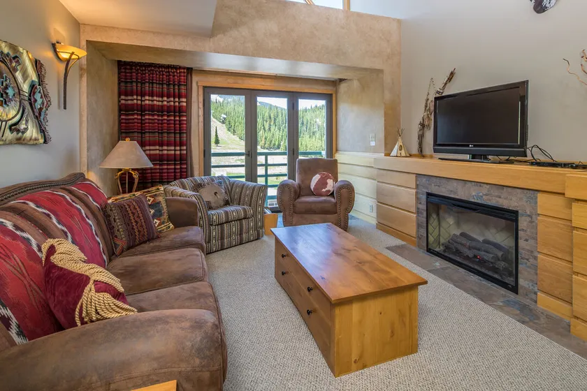 Ski-in/out condo with views & shared pool/hot tub - Image 1