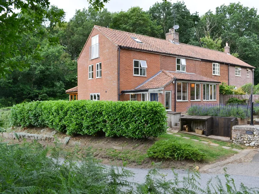 Cottage with garden | River view - Image 1