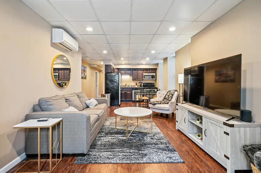 ⚡️Glamorous 2BR 🔥 Sleeps 6 🔥 Secluded & Renovated 🐶 Pet Friendly ⚡️Free Street Parking - Image 1