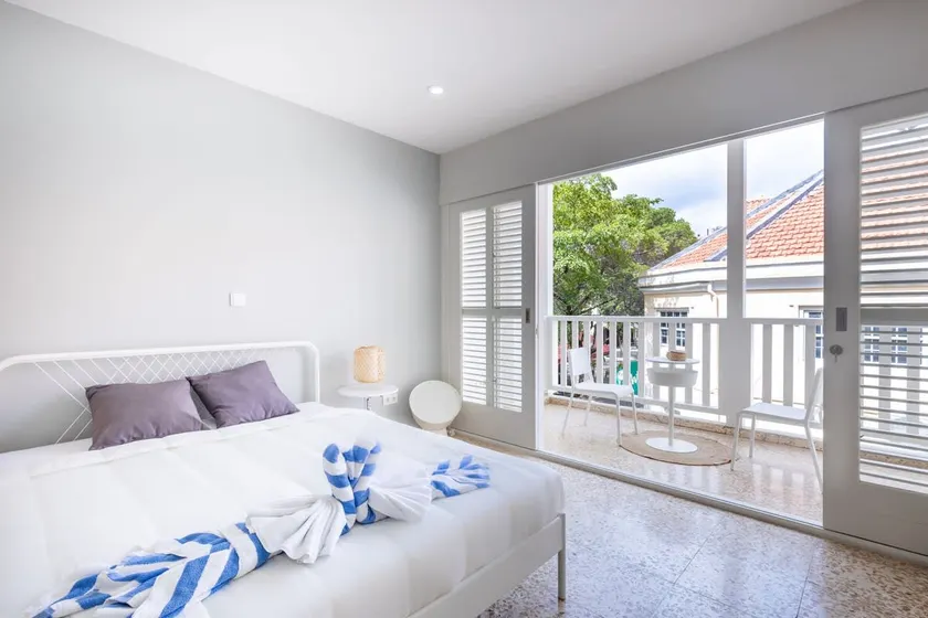 Tropical City Escape with Balcony in Willemstad - Image 1