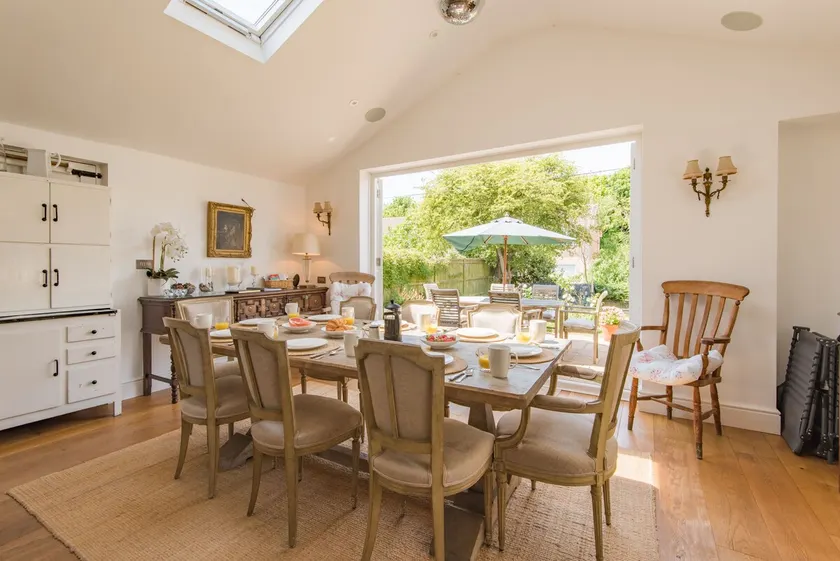 Stylish and spacious coastal retreat with sea views - Image 1