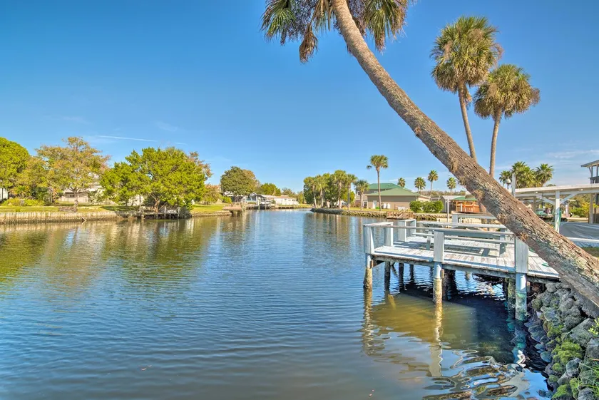 Boat Dock & Porch: Riverfront Retreat in Homosassa - Image 1
