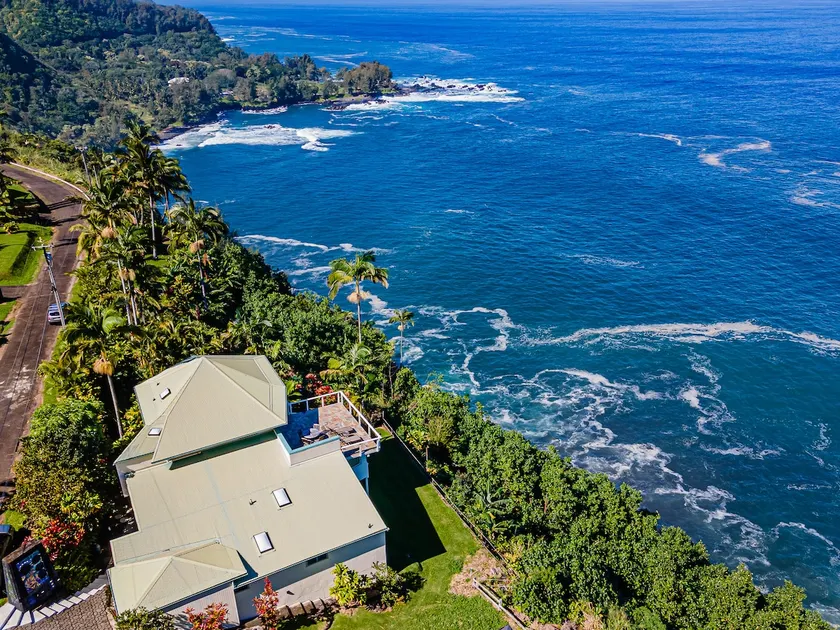 Paradise Bluff Upscale Home w/Endless Ocean Views - Image 1