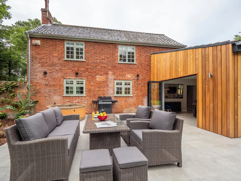 Broad House  - sleeps 8 guests  in 4 bedrooms - Image 1